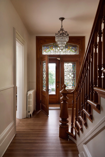 Элегантная загородная жизнь в обновлённом историческом доме в монреале