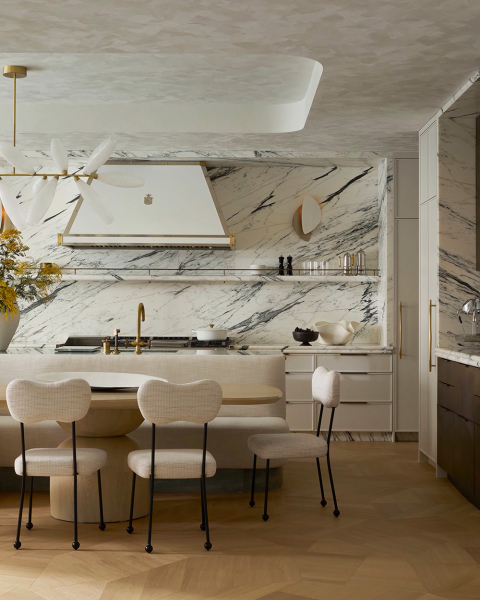 Элегантный, но также и экстравагантный интерьер современного дома в торонто