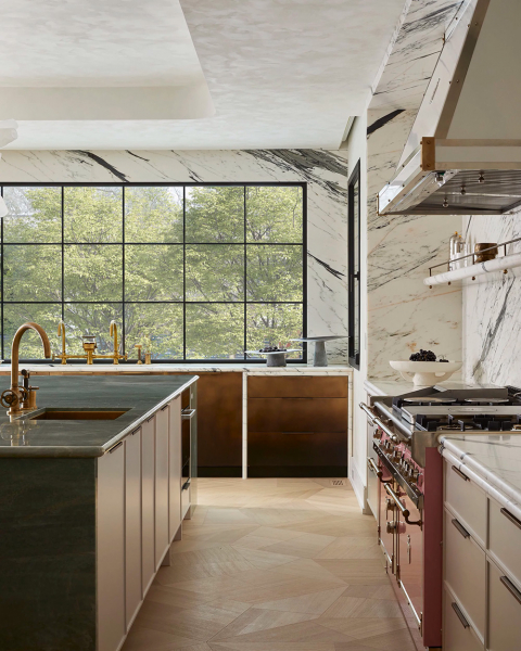 Элегантный, но также и экстравагантный интерьер современного дома в торонто