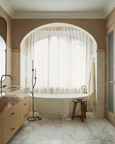 Элегантный, но также и экстравагантный интерьер современного дома в торонто