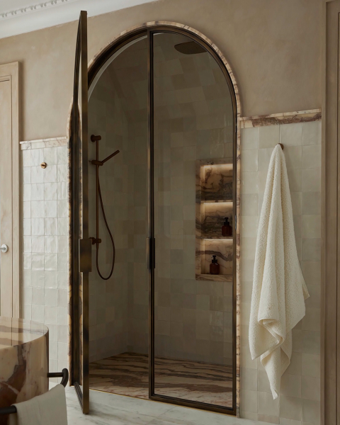 Элегантный, но также и экстравагантный интерьер современного дома в торонто