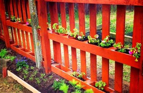 Возведение забора из паллет Возведение забора из паллет