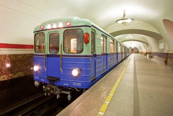 На станции метро «площадь восстания» развесили растяжки с лозунгами. Что происходит?