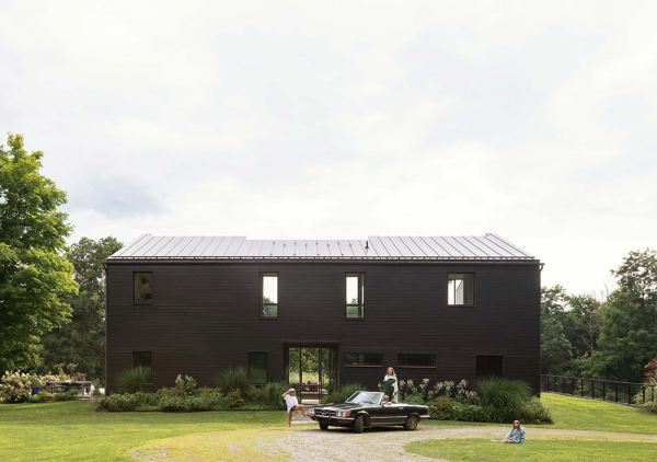 Игривые интерьеры современной дачи семьи дизайнера в штате нью-йорк Игривые интерьеры современной дачи семьи дизайнера в штате нью-йорк