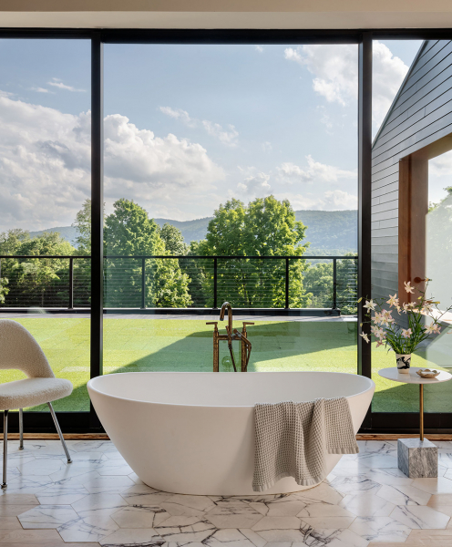 Игривые интерьеры современной дачи семьи дизайнера в штате нью-йорк Игривые интерьеры современной дачи семьи дизайнера в штате нью-йорк