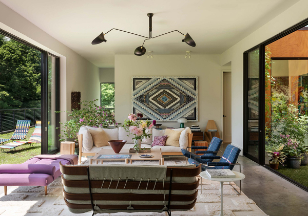 Игривые интерьеры современной дачи семьи дизайнера в штате нью-йорк Игривые интерьеры современной дачи семьи дизайнера в штате нью-йорк