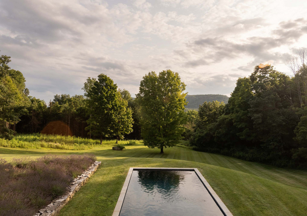 Игривые интерьеры современной дачи семьи дизайнера в штате нью-йорк Игривые интерьеры современной дачи семьи дизайнера в штате нью-йорк