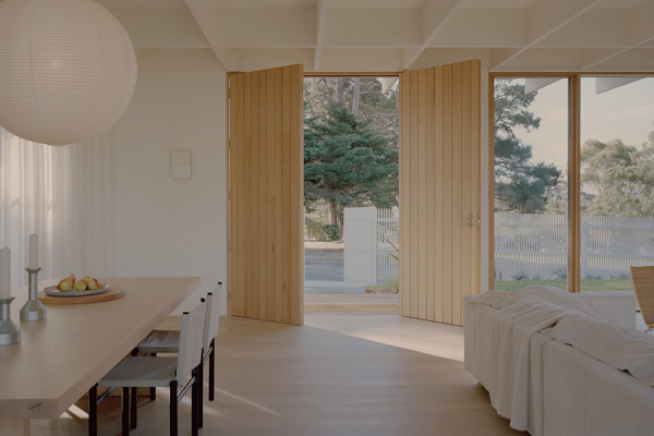 Мягкий минимализм, залитый естественным светом: дом со стеклянными стенами в мельбурне Мягкий минимализм, залитый естественным светом: дом со стеклянными стенами в мельбурне