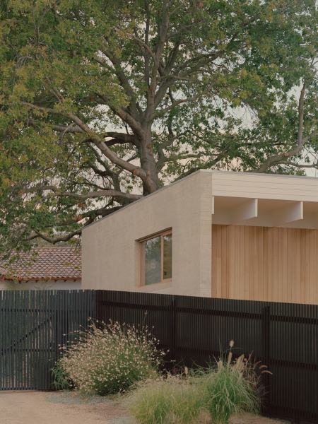 Мягкий минимализм, залитый естественным светом: дом со стеклянными стенами в мельбурне Мягкий минимализм, залитый естественным светом: дом со стеклянными стенами в мельбурне