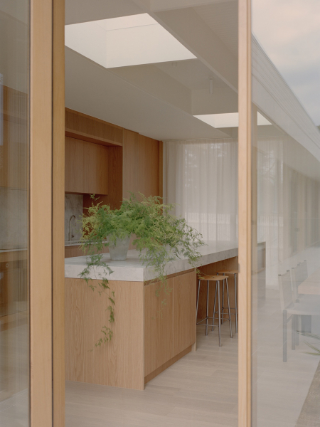 Мягкий минимализм, залитый естественным светом: дом со стеклянными стенами в мельбурне Мягкий минимализм, залитый естественным светом: дом со стеклянными стенами в мельбурне