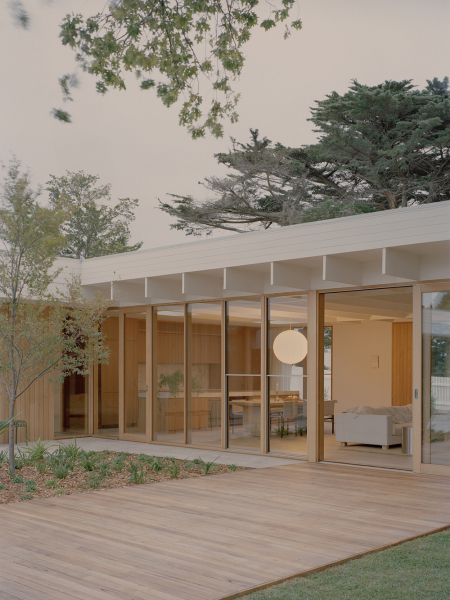 Мягкий минимализм, залитый естественным светом: дом со стеклянными стенами в мельбурне Мягкий минимализм, залитый естественным светом: дом со стеклянными стенами в мельбурне