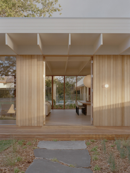 Мягкий минимализм, залитый естественным светом: дом со стеклянными стенами в мельбурне Мягкий минимализм, залитый естественным светом: дом со стеклянными стенами в мельбурне