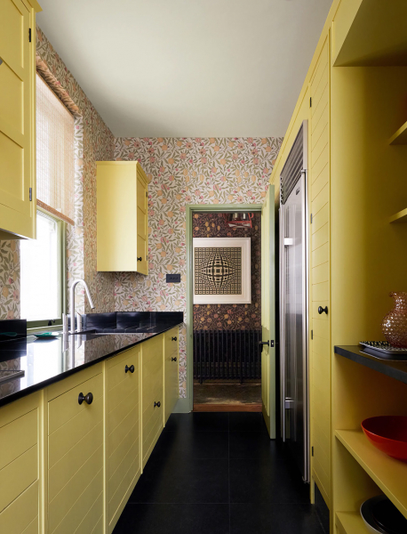 Скульптуры, искусство и узоры: максималистский интерьер в лондоне