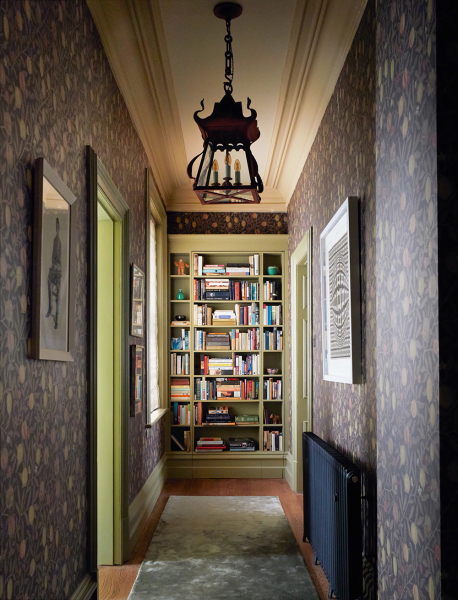 Скульптуры, искусство и узоры: максималистский интерьер в лондоне