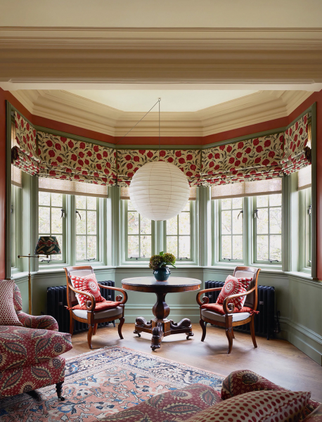 Скульптуры, искусство и узоры: максималистский интерьер в лондоне