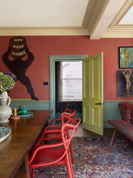 Скульптуры, искусство и узоры: максималистский интерьер в лондоне