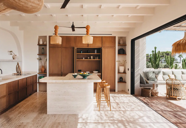 Современная лёгкость и традиционные нотки: курортная вилла на менорке