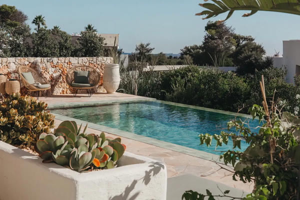 Современная лёгкость и традиционные нотки: курортная вилла на менорке