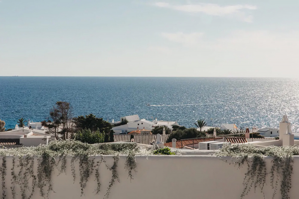 Современная лёгкость и традиционные нотки: курортная вилла на менорке