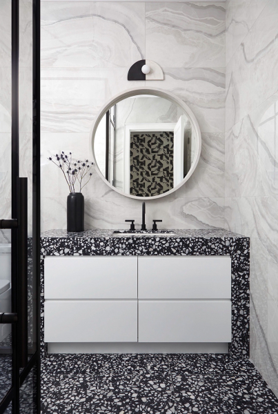 Стильные черно-белые сочетания в интерьерах современного дома у озера в канаде Стильные черно-белые сочетания в интерьерах современного дома у озера в канаде