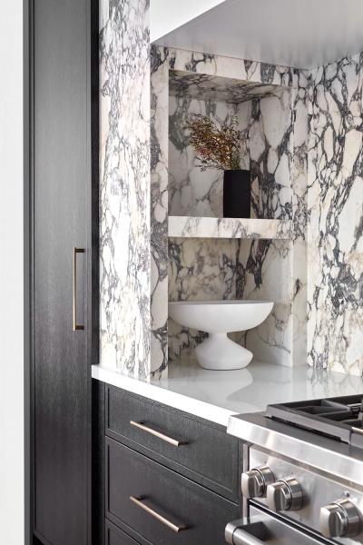 Стильные черно-белые сочетания в интерьерах современного дома у озера в канаде Стильные черно-белые сочетания в интерьерах современного дома у озера в канаде