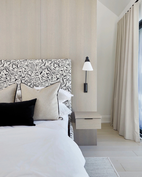 Стильные черно-белые сочетания в интерьерах современного дома у озера в канаде Стильные черно-белые сочетания в интерьерах современного дома у озера в канаде