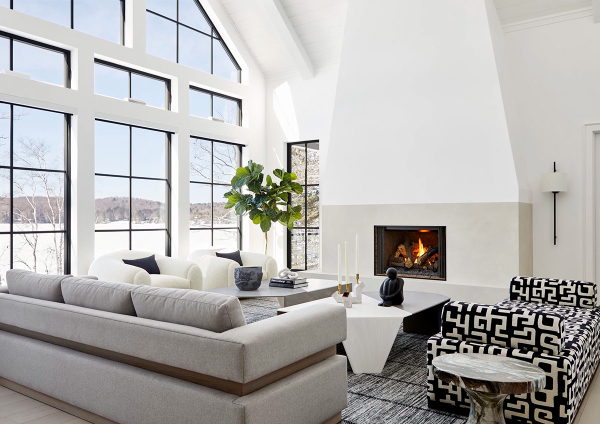 Стильные черно-белые сочетания в интерьерах современного дома у озера в канаде Стильные черно-белые сочетания в интерьерах современного дома у озера в канаде