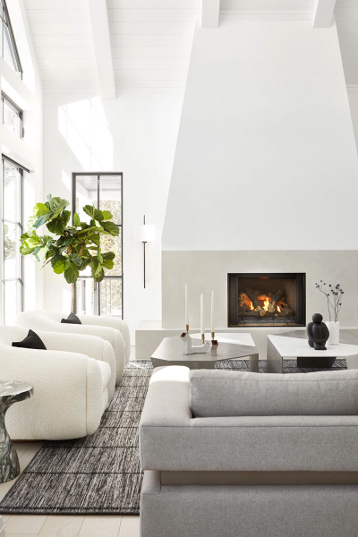 Стильные черно-белые сочетания в интерьерах современного дома у озера в канаде Стильные черно-белые сочетания в интерьерах современного дома у озера в канаде