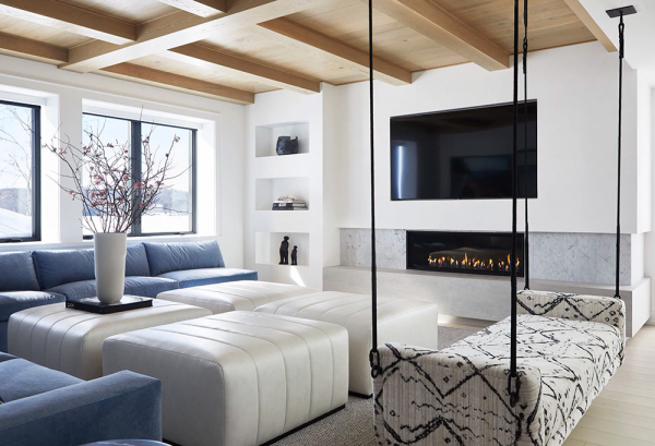 Стильные черно-белые сочетания в интерьерах современного дома у озера в канаде Стильные черно-белые сочетания в интерьерах современного дома у озера в канаде