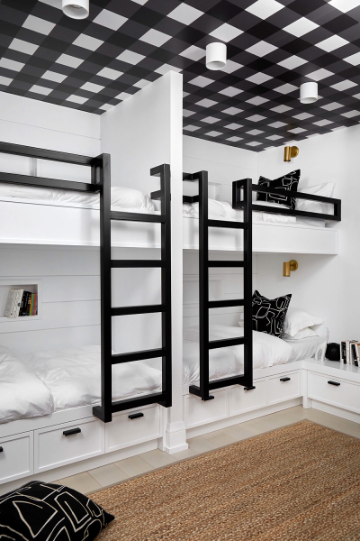 Стильные черно-белые сочетания в интерьерах современного дома у озера в канаде Стильные черно-белые сочетания в интерьерах современного дома у озера в канаде