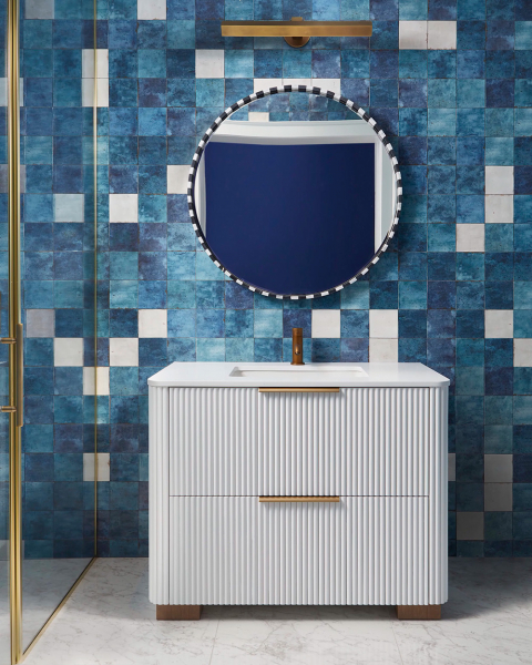 Стильные черно-белые сочетания в интерьерах современного дома у озера в канаде Стильные черно-белые сочетания в интерьерах современного дома у озера в канаде