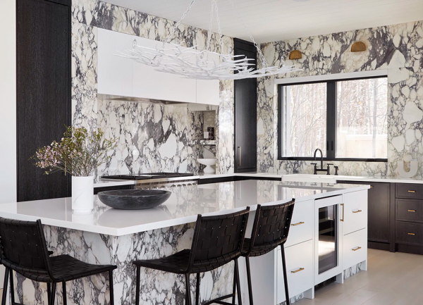 Стильные черно-белые сочетания в интерьерах современного дома у озера в канаде Стильные черно-белые сочетания в интерьерах современного дома у озера в канаде