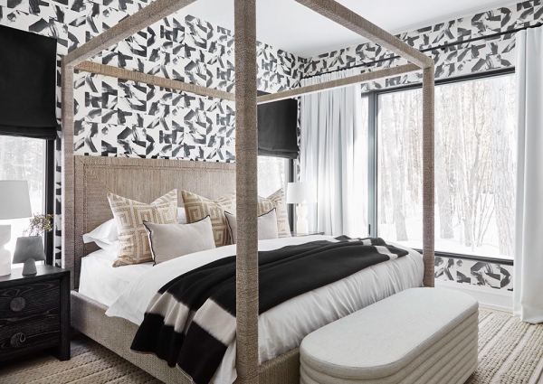 Стильные черно-белые сочетания в интерьерах современного дома у озера в канаде Стильные черно-белые сочетания в интерьерах современного дома у озера в канаде