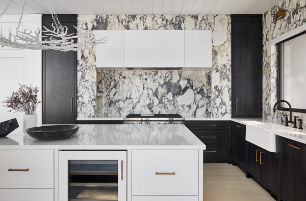 Стильные черно-белые сочетания в интерьерах современного дома у озера в канаде Стильные черно-белые сочетания в интерьерах современного дома у озера в канаде