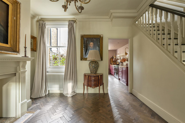 Темные и другие интересные оттенки в интерьере викторианского дома в лондоне Темные и другие интересные оттенки в интерьере викторианского дома в лондоне