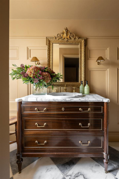 Темные и другие интересные оттенки в интерьере викторианского дома в лондоне Темные и другие интересные оттенки в интерьере викторианского дома в лондоне