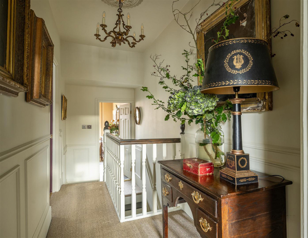 Темные и другие интересные оттенки в интерьере викторианского дома в лондоне Темные и другие интересные оттенки в интерьере викторианского дома в лондоне