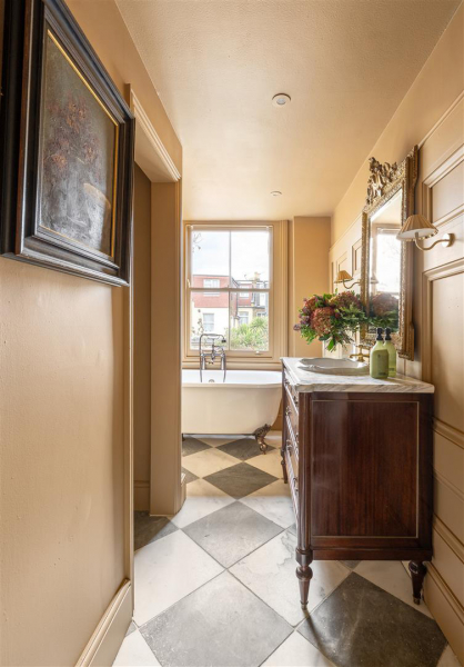 Темные и другие интересные оттенки в интерьере викторианского дома в лондоне Темные и другие интересные оттенки в интерьере викторианского дома в лондоне