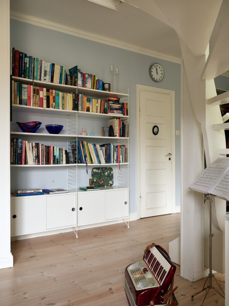 Уютная двухэтажная квартира с небольшой террасой на окраине стокгольмa Уютная двухэтажная квартира с небольшой террасой на окраине стокгольмa