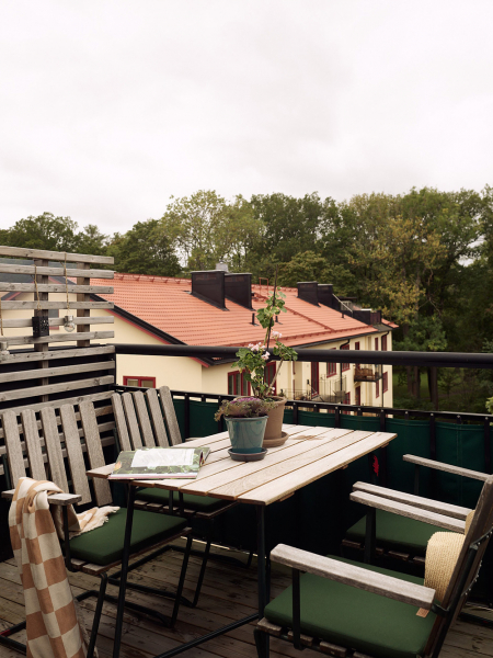 Уютная двухэтажная квартира с небольшой террасой на окраине стокгольмa Уютная двухэтажная квартира с небольшой террасой на окраине стокгольмa