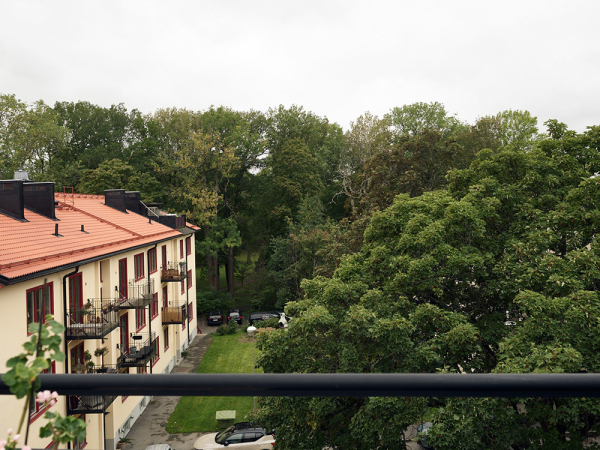 Уютная двухэтажная квартира с небольшой террасой на окраине стокгольмa Уютная двухэтажная квартира с небольшой террасой на окраине стокгольмa