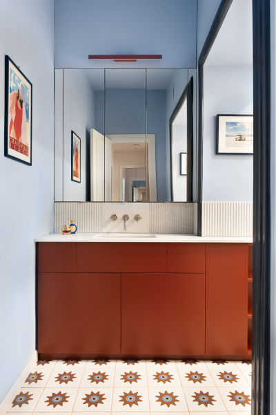 Вставки цвета и красивая плитка на полу: современный интерьер в старом доме в риме