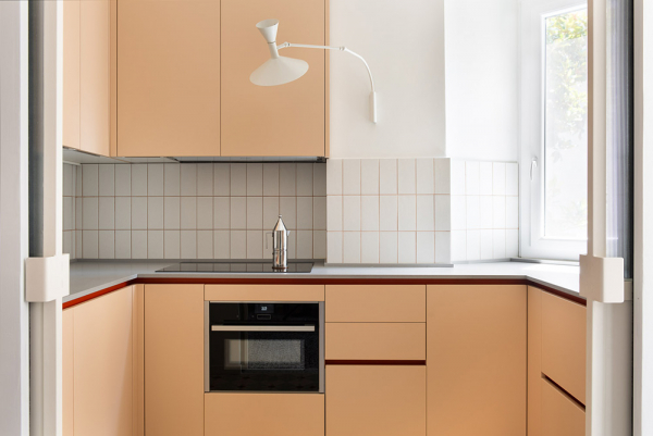 Вставки цвета и красивая плитка на полу: современный интерьер в старом доме в риме