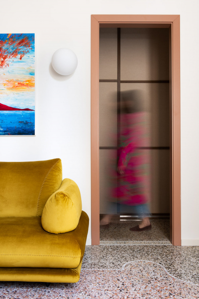 Вставки цвета и красивая плитка на полу: современный интерьер в старом доме в риме