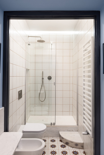 Вставки цвета и красивая плитка на полу: современный интерьер в старом доме в риме