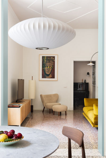 Вставки цвета и красивая плитка на полу: современный интерьер в старом доме в риме