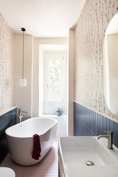 Вставки цвета и красивая плитка на полу: современный интерьер в старом доме в риме