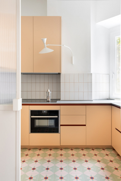 Вставки цвета и красивая плитка на полу: современный интерьер в старом доме в риме