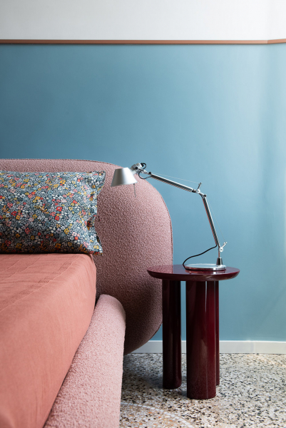 Вставки цвета и красивая плитка на полу: современный интерьер в старом доме в риме