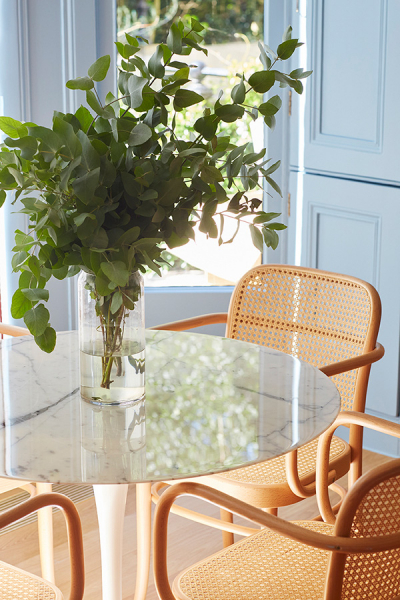 Жизнерадостный интерьер в лондоне, вдохновлённый летним отдыхом